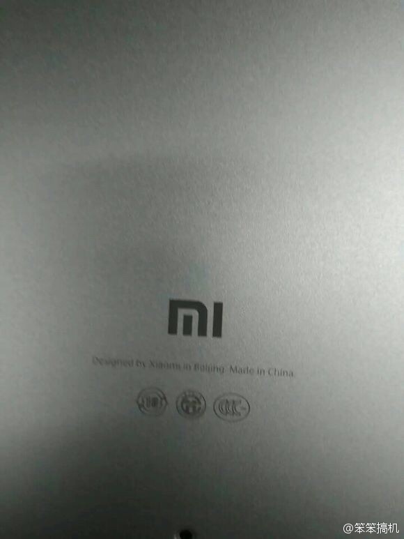 小米筆記本？看樣子面板是鋁模具